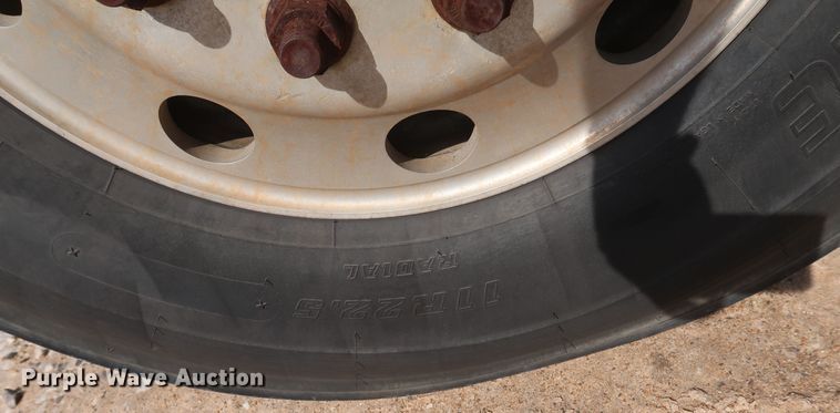 image for item DH0920 2010 Mack CHU613  semi truck