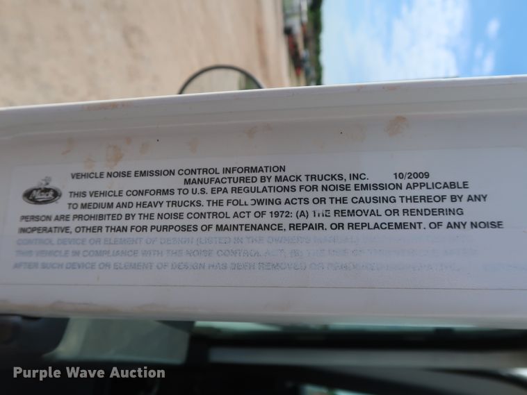 image for item DH0920 2010 Mack CHU613  semi truck