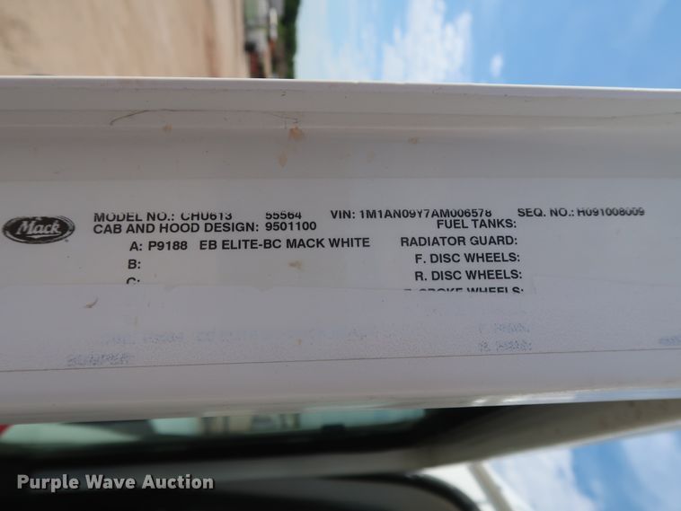 image for item DH0920 2010 Mack CHU613  semi truck