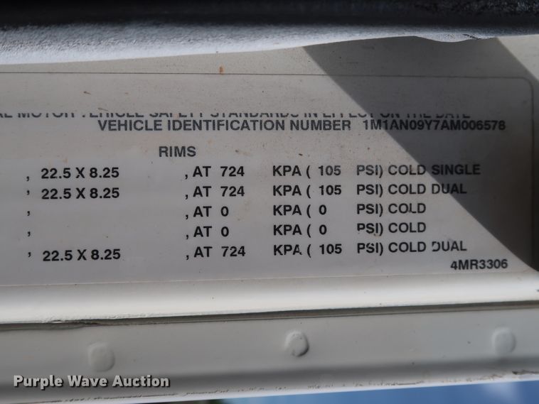image for item DH0920 2010 Mack CHU613  semi truck