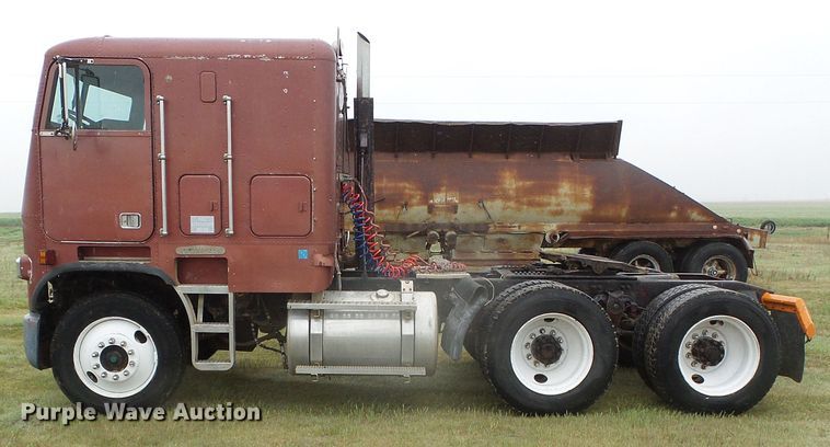 image for item DH4924 1989 Freightliner FLA  semi truck