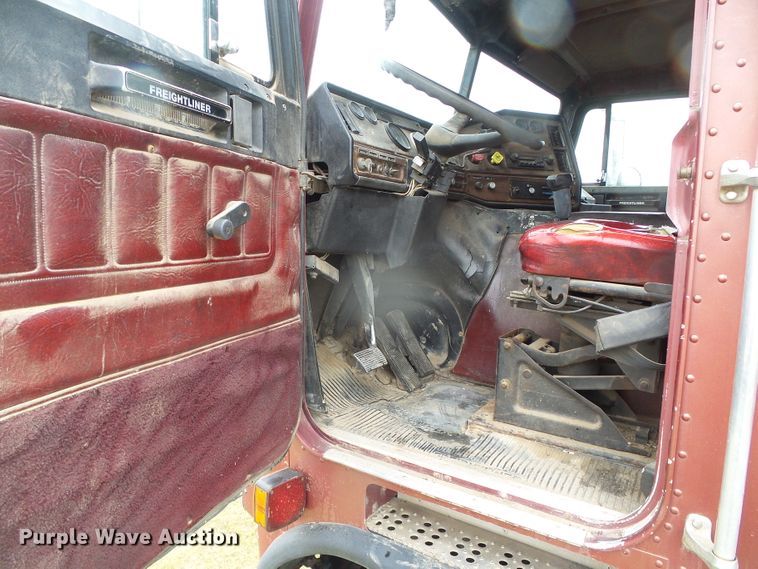 image for item DH4924 1989 Freightliner FLA  semi truck