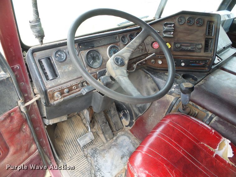 image for item DH4924 1989 Freightliner FLA  semi truck