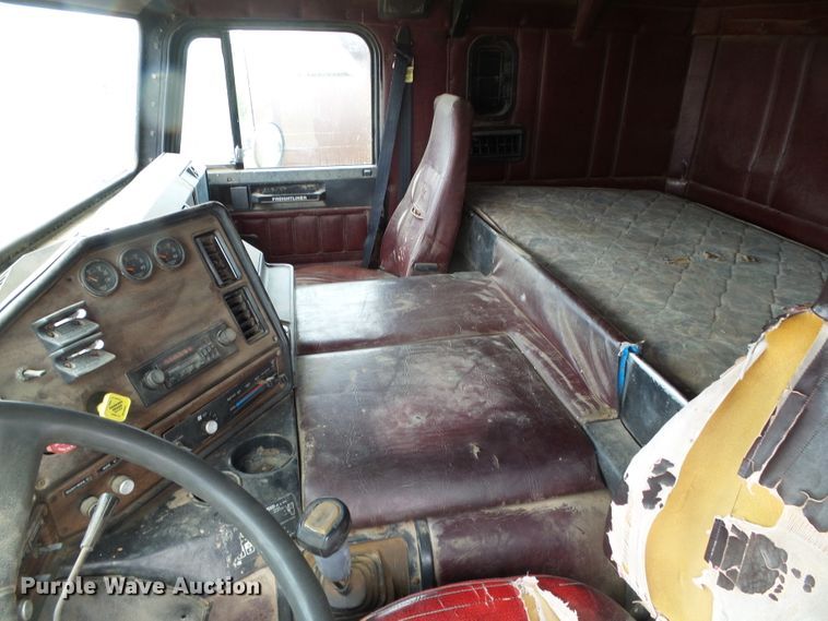 image for item DH4924 1989 Freightliner FLA  semi truck