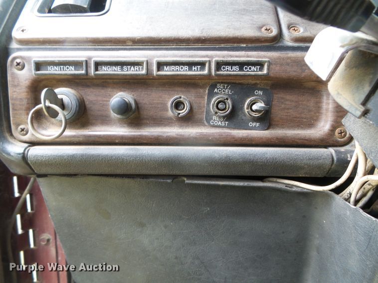 image for item DH4924 1989 Freightliner FLA  semi truck