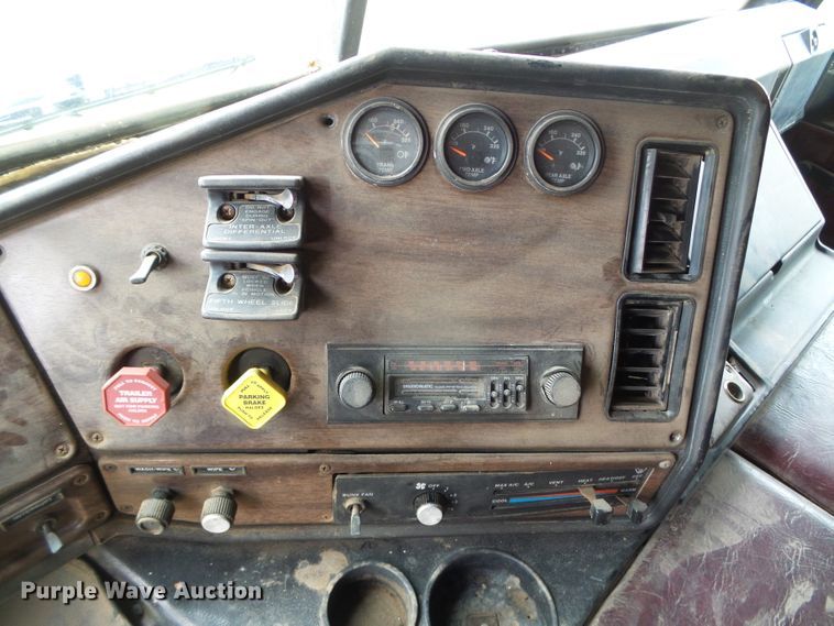 image for item DH4924 1989 Freightliner FLA  semi truck