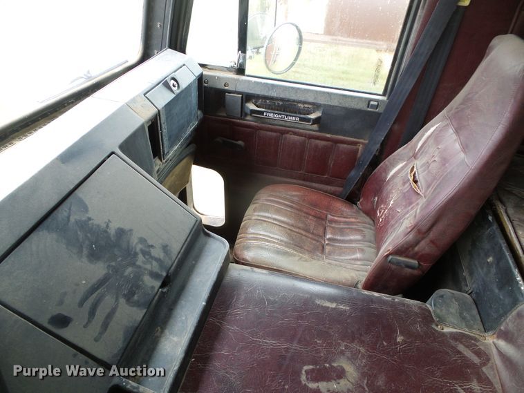 image for item DH4924 1989 Freightliner FLA  semi truck