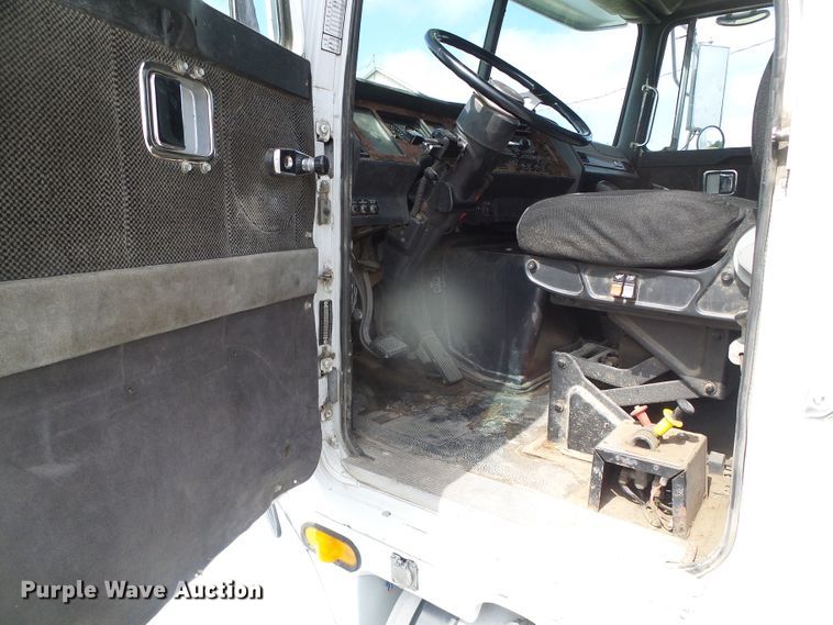 image for item DH4933 1997 Volvo WIA  semi truck