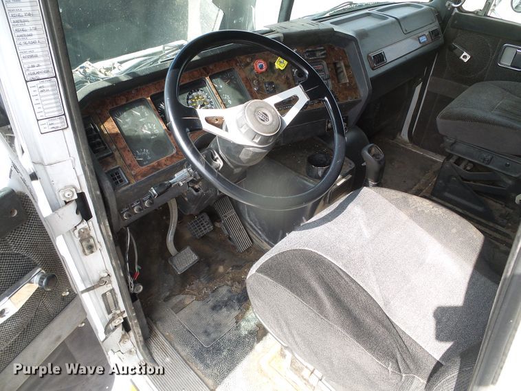 image for item DH4933 1997 Volvo WIA  semi truck