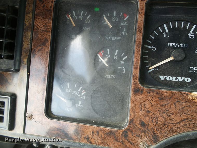 image for item DH4933 1997 Volvo WIA  semi truck