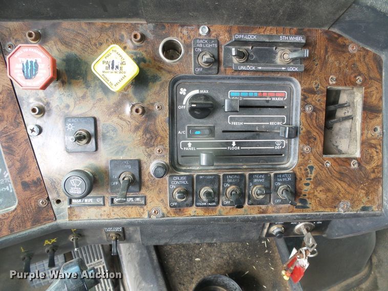 image for item DH4933 1997 Volvo WIA  semi truck