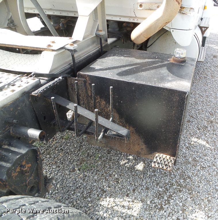 image for item DH4933 1997 Volvo WIA  semi truck