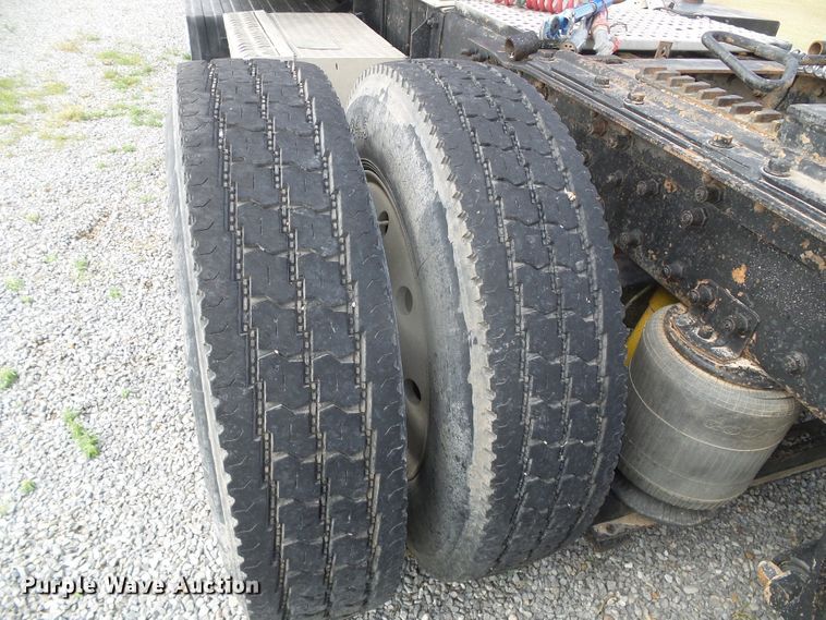 image for item DH4933 1997 Volvo WIA  semi truck