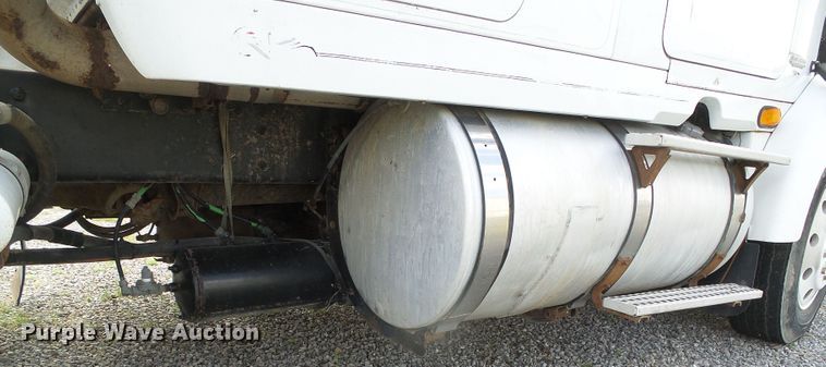 image for item DH4933 1997 Volvo WIA  semi truck