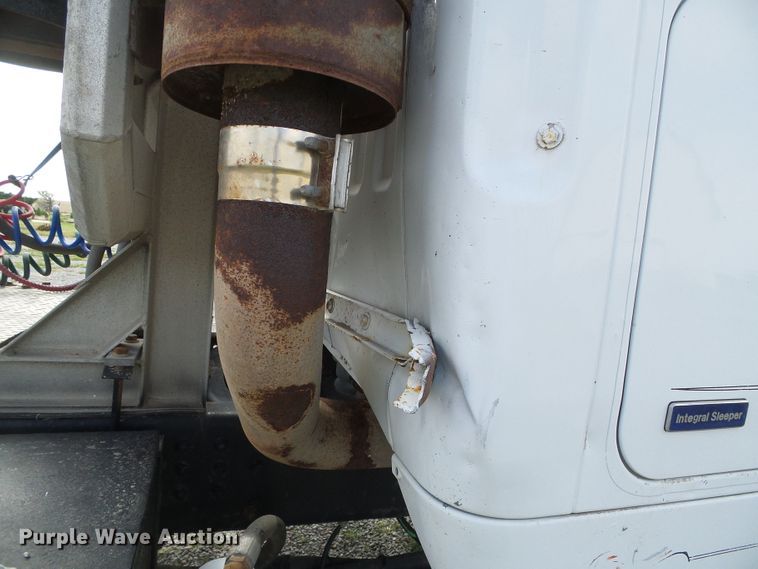 image for item DH4933 1997 Volvo WIA  semi truck