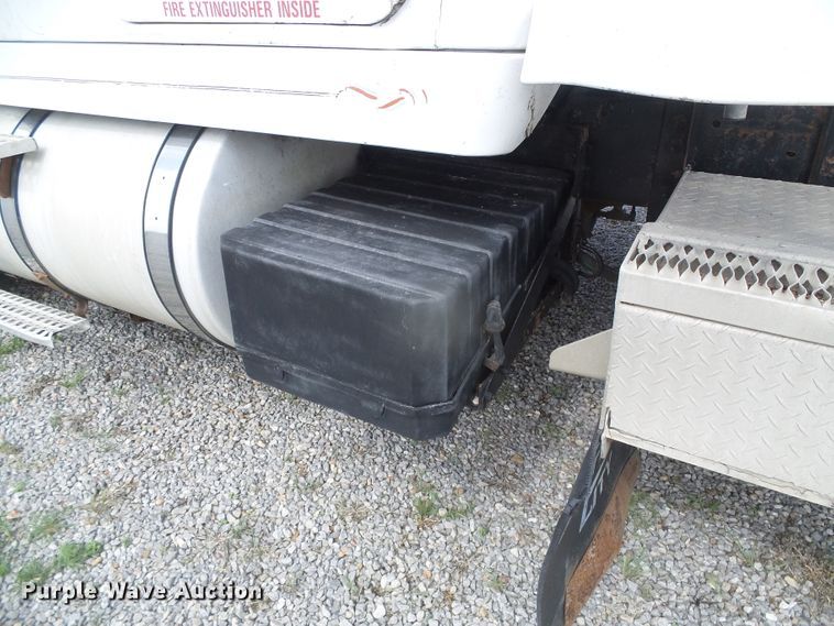 image for item DH4933 1997 Volvo WIA  semi truck