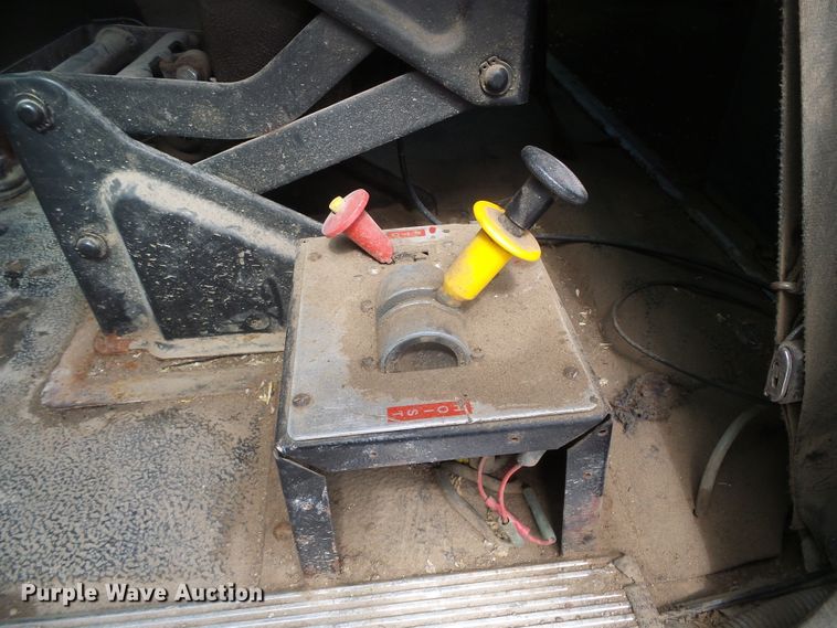 image for item DH4933 1997 Volvo WIA  semi truck