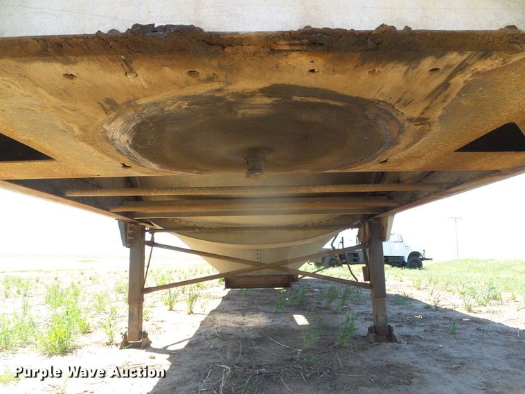 image for item DH4944 2004 Jet double hopper bottom grain trailer