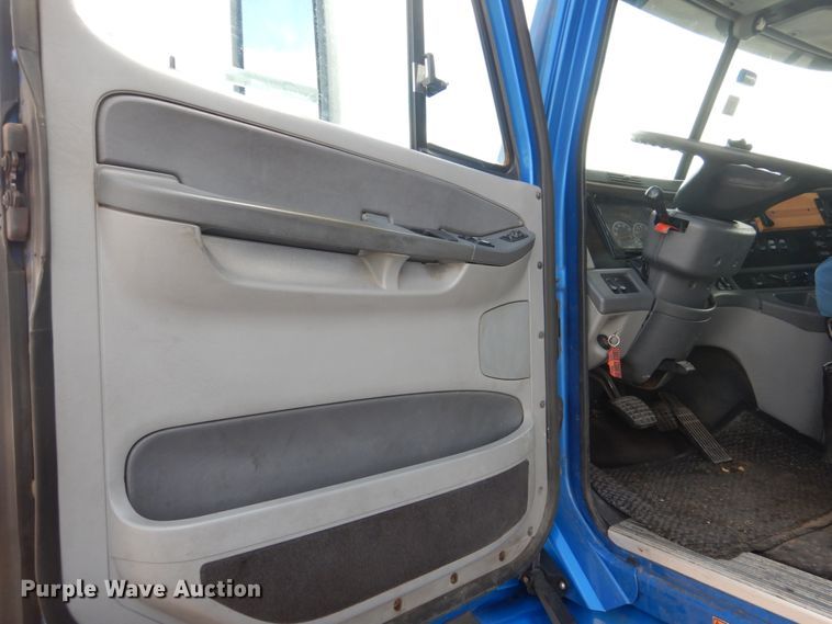 image for item FX9063 2009 Freightliner Columbia semi truck