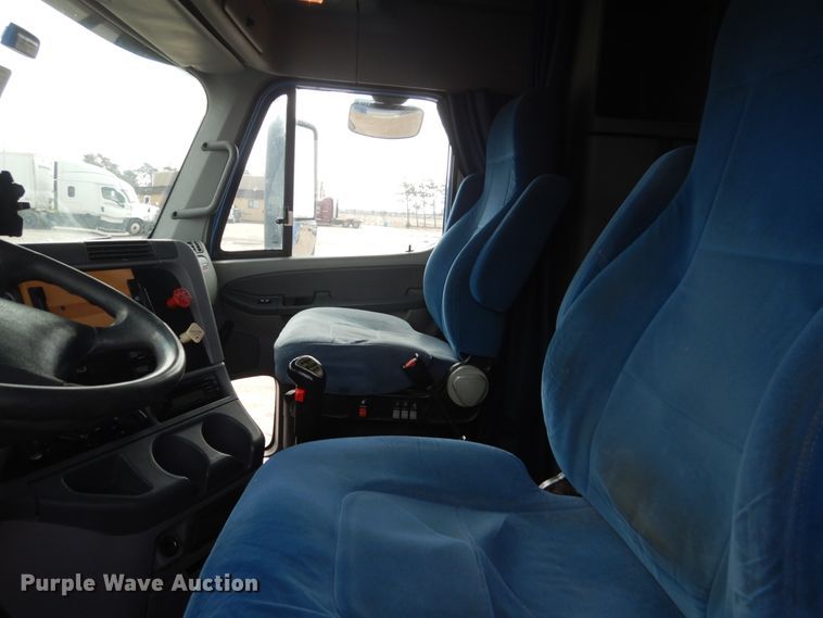 image for item FX9063 2009 Freightliner Columbia semi truck