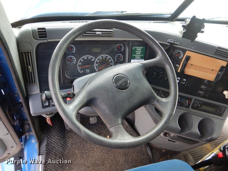 image for item FX9063 2009 Freightliner Columbia semi truck