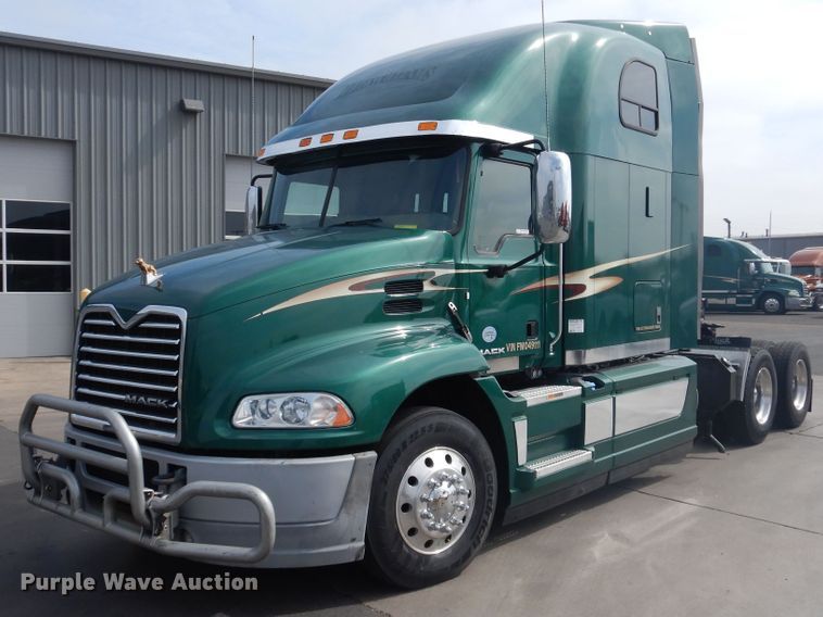 image for item GE9415 2015 Mack CXU613  semi truck