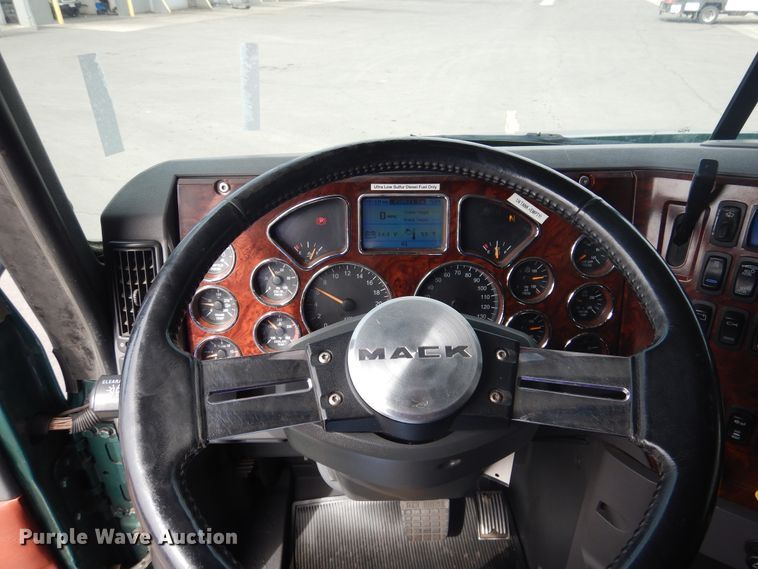 image for item GE9415 2015 Mack CXU613  semi truck