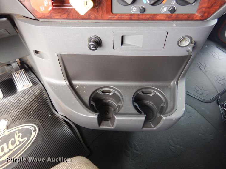 image for item GE9415 2015 Mack CXU613  semi truck