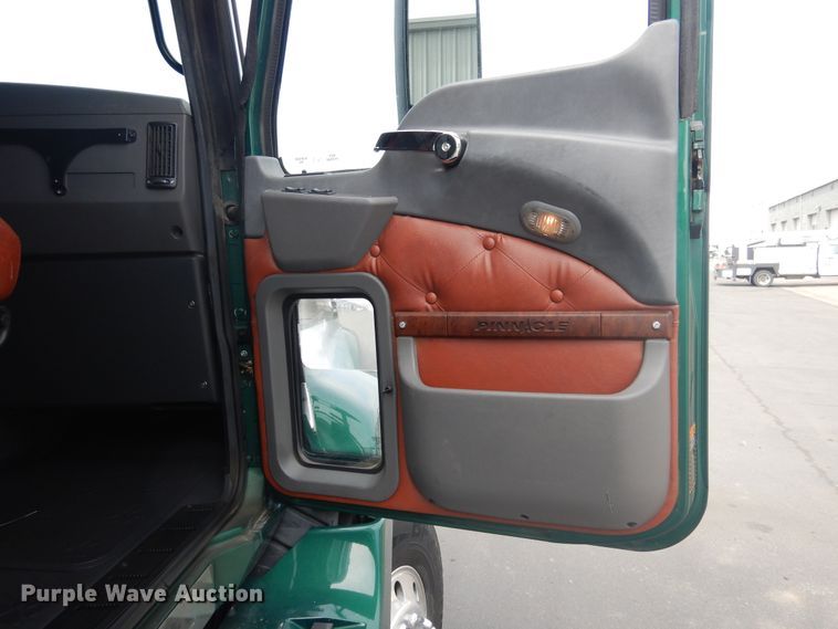 image for item GE9415 2015 Mack CXU613  semi truck