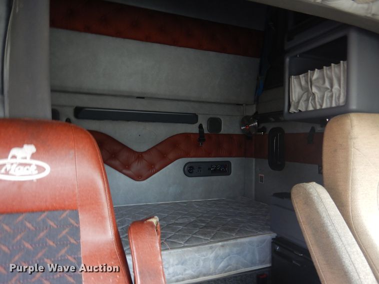 image for item GE9415 2015 Mack CXU613  semi truck