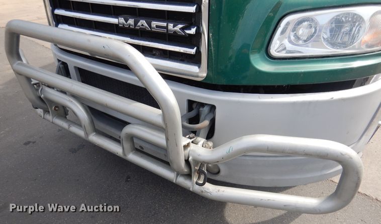 image for item GE9415 2015 Mack CXU613  semi truck