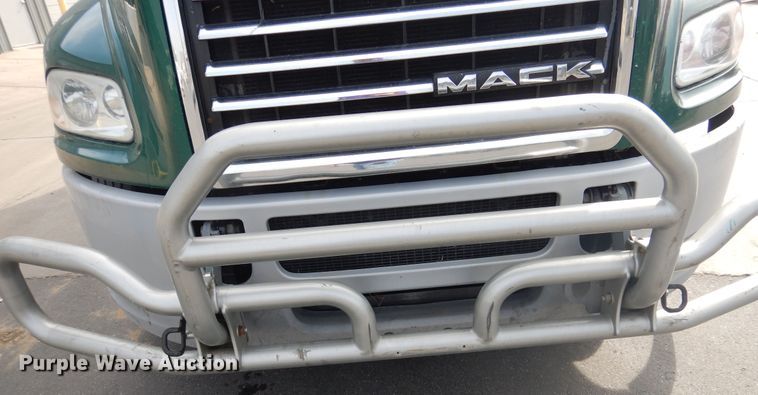 image for item GE9415 2015 Mack CXU613  semi truck