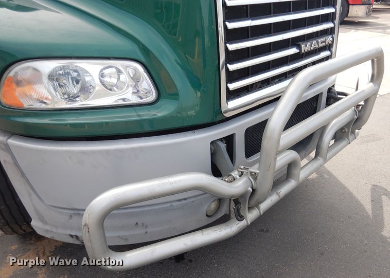 image for item GE9415 2015 Mack CXU613  semi truck