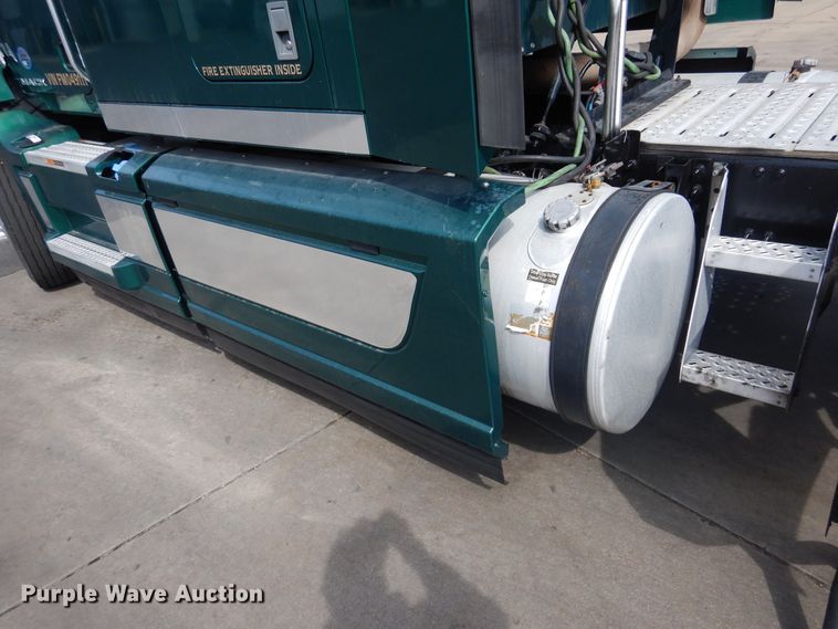 image for item GE9415 2015 Mack CXU613  semi truck