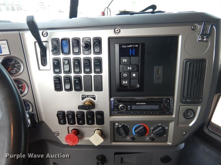 image for item GE9416 2012 Mack CHU613  semi truck