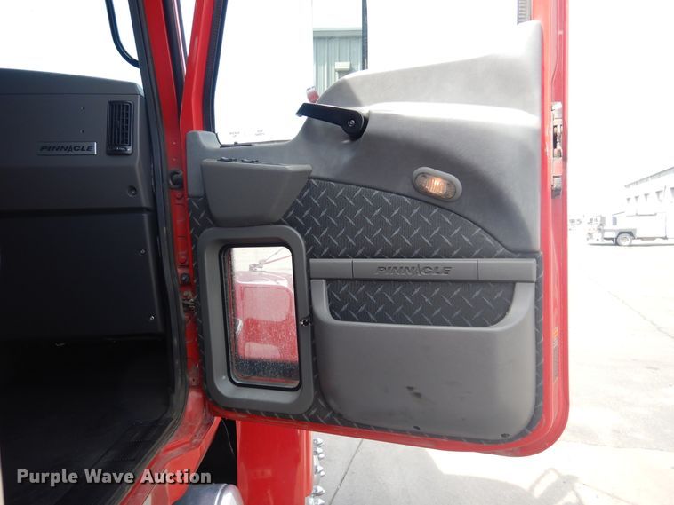 image for item GE9416 2012 Mack CHU613  semi truck