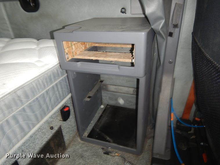 image for item GE9416 2012 Mack CHU613  semi truck