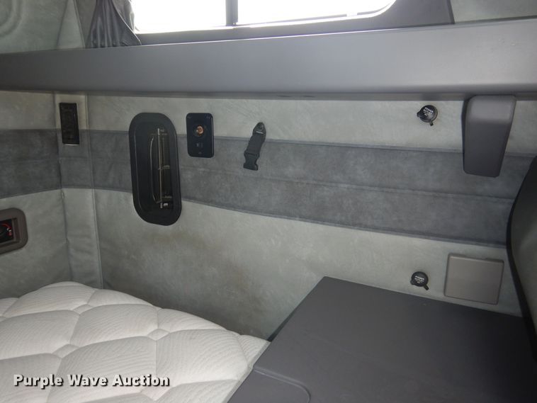 image for item GE9416 2012 Mack CHU613  semi truck