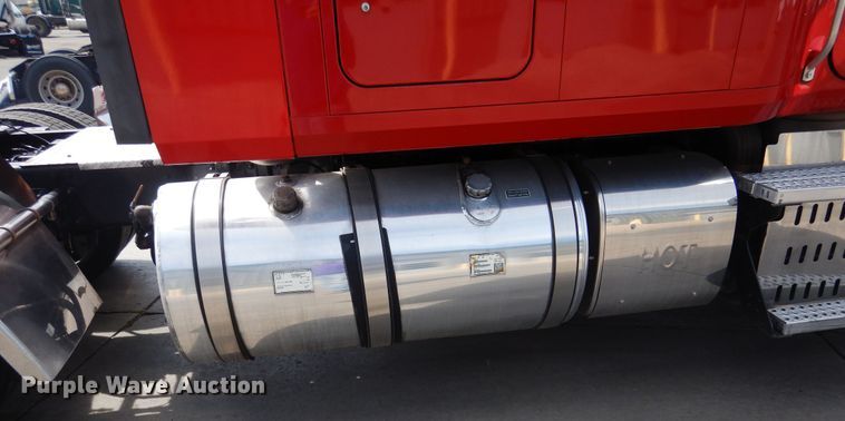 image for item GE9416 2012 Mack CHU613  semi truck