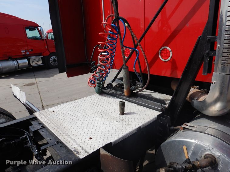 image for item GE9416 2012 Mack CHU613  semi truck