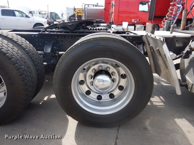 image for item GE9416 2012 Mack CHU613  semi truck