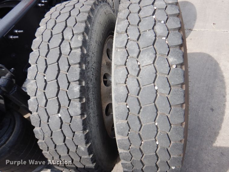 image for item GE9416 2012 Mack CHU613  semi truck