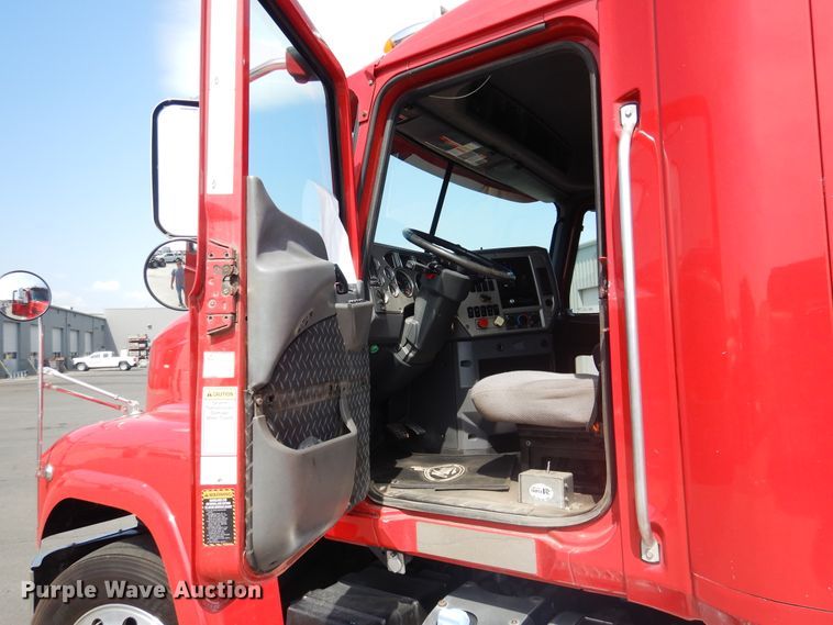 image for item GE9417 2012 Mack CHU613  semi truck