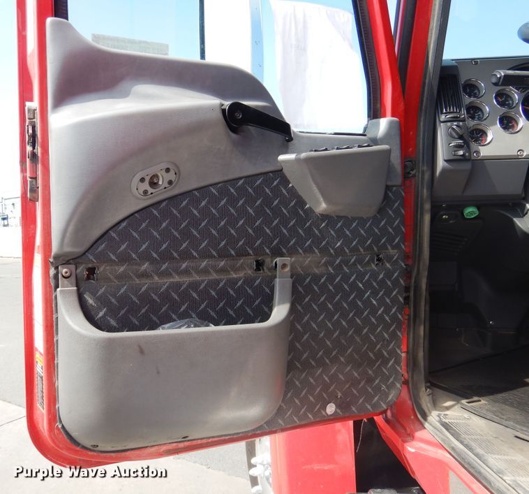 image for item GE9417 2012 Mack CHU613  semi truck