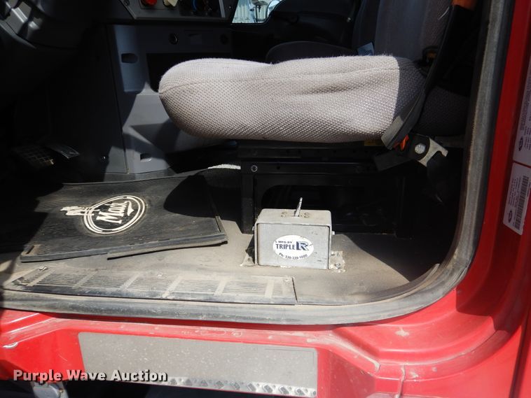 image for item GE9417 2012 Mack CHU613  semi truck