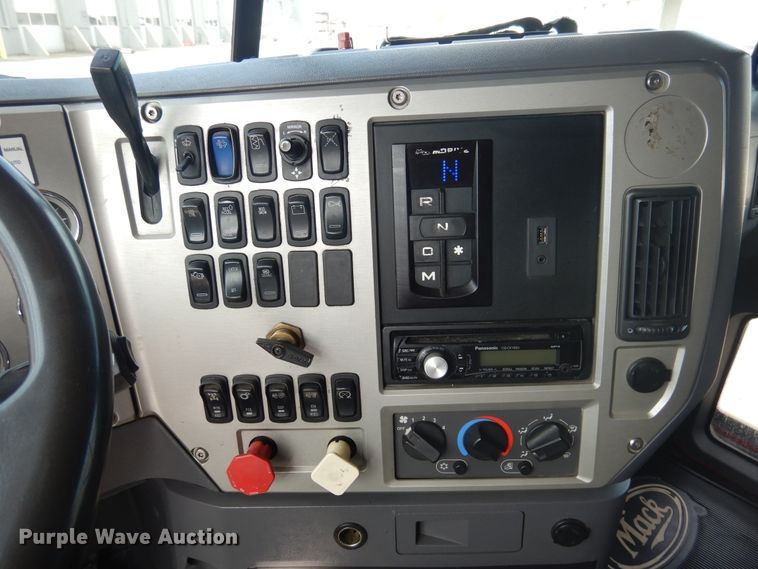 image for item GE9417 2012 Mack CHU613  semi truck