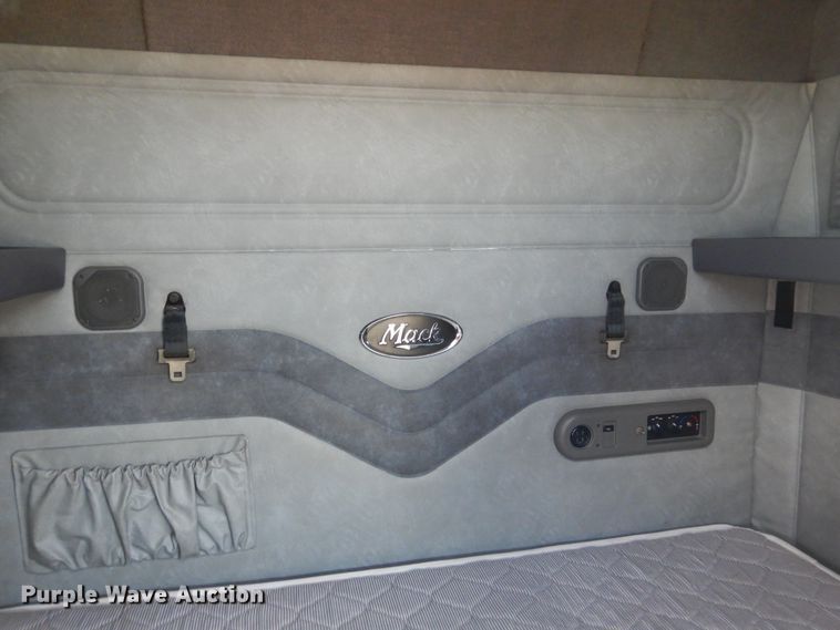 image for item GE9417 2012 Mack CHU613  semi truck