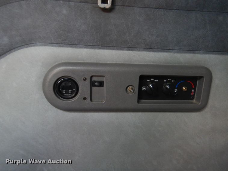 image for item GE9417 2012 Mack CHU613  semi truck