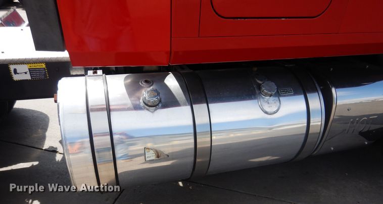 image for item GE9417 2012 Mack CHU613  semi truck