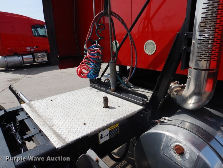 image for item GE9417 2012 Mack CHU613  semi truck